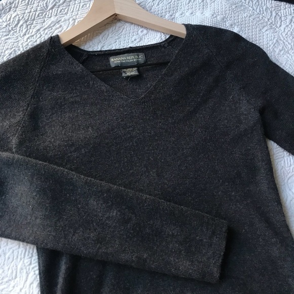 Banana Republic Grey Soft Cropped Sweater 🖤 - Picture 2 of 3